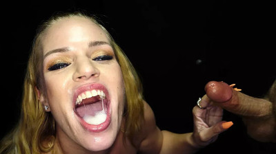 Milf feliz drenando pollas en el gloryhole