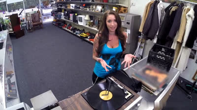 Rockera empeña sus vinilos pero prefiere follar