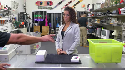 Sexo en la casa de empeños a cambio de un portatil