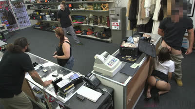 Azafata latina follando en la casa de empeños