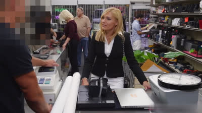 Secretaria despedida busca dinero en la casa de empeños