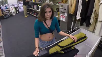 Nativa americana vendiendo el arma de su ex-novio