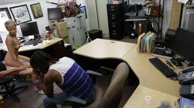 Viendo como su novia es follada en la casa de empeños