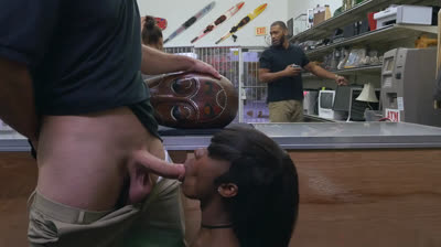 Negra sexy follando en la casa de empeños