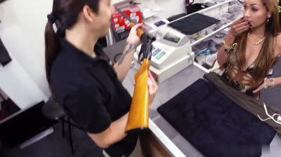 Stripper empeñando el arma de su ex-novio