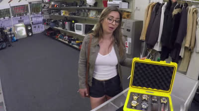 Sexy francesa vende los relojes de su novio para volver a Francia