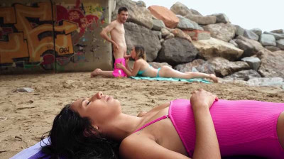 Su novia se duerme en la playa y se folla al bombón de la toalla de al lado
