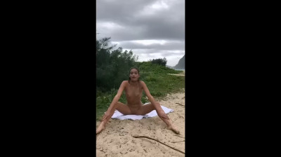 I fucked my self on the beachh (Emily Willis)