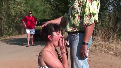 Offerte a un groupe de mecs au bord de la route