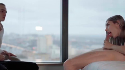 Una ragazza carina scopa con uno sconosciuto di fronte al suo ragazzo